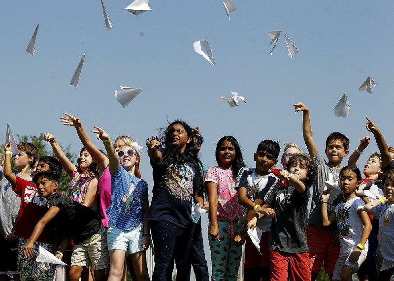 Resized 272427 1b Paper Airplanes 0908 50 27027 T800